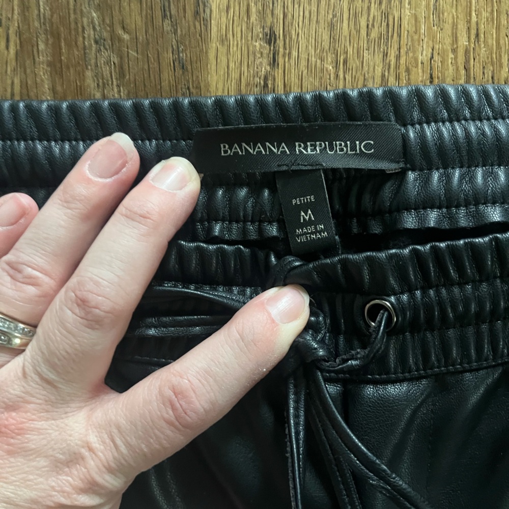 Banana Republic Black Vegan Faux Leather Jogger Pants Sz MP medium petite - Picture 6 of 11